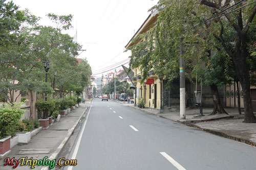 a quiet manila street,street,manila,philippines