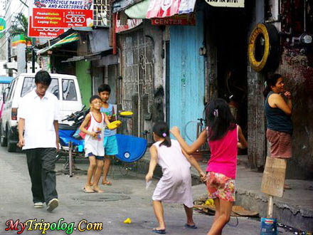 children playing on manila streets,street,manila,children,philippines