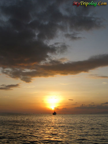 lonely boat at manila bay during sunset,philippines,manila bay,suset,manila,lonely boat