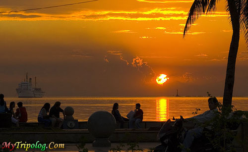 people watching manila bay sunset,manila bay,sunset,philippines