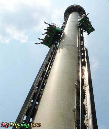 A heartbuster ride tower of doom at SFA,tower of doom,looking up,six flags america