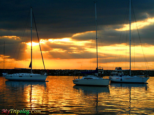 yachts and sunset at manila bay,manila bay,sunset,yachts,philippines