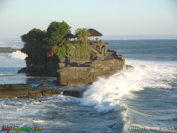 indonesia,tanah lot tepmple,sea,waves,wonderful view,photo by Elvi