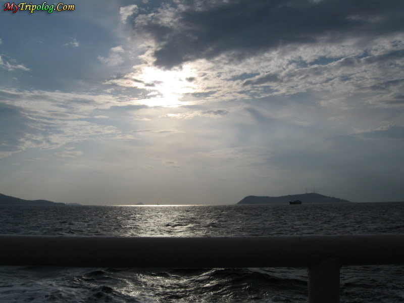 islands,bosporus,istanbul,sun rays,turkey,boat