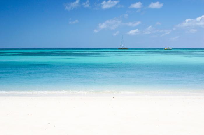 Aruba sandy white beach, crystal clear water