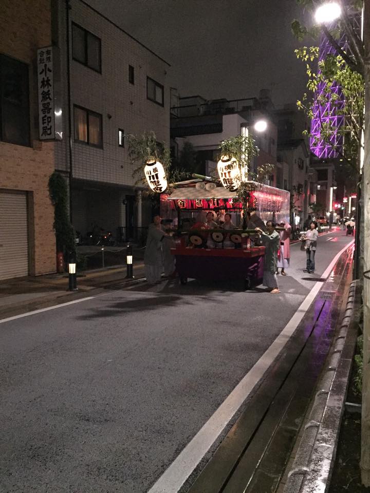 vendors in tokyo streets at night