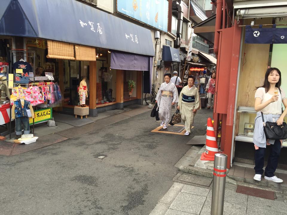 walking the streets of tokyo japan